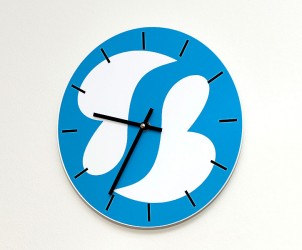 Unsere Uhr mit Logo Schmerztherapie